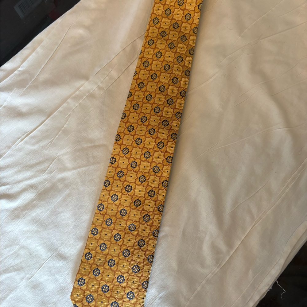 Jos A Bank Men's Gold Floral 100% Silk Tie